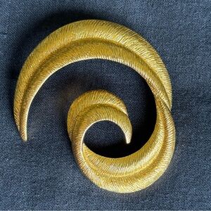 Vintage Textured Gold Brooch-Feather Swirl